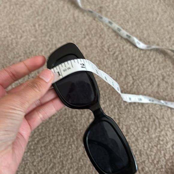 Feisedy Black Rectangular Sunglasses with Red Case - Picture 5 of 6